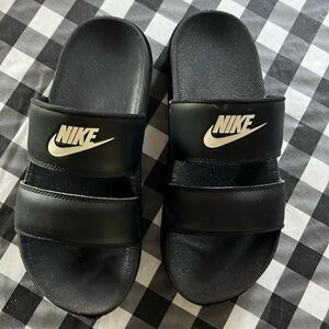 Used Women’s size 6 Nike Off court Duo slide sandal
